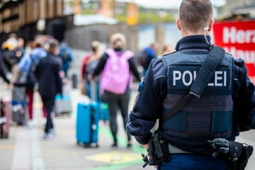 Kleinem Mädchen zwischen die Beine gefasst: Polizei Stuttgart sucht nach Mann