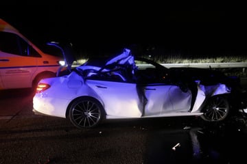 Dach abgerissen! Mercedes kracht in Sattelschlepper, Fahrer schwer verletzt