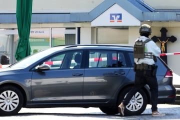 Geiselnahme in Volksbank: Täter verschanzen sich in Filiale, Polizei mit Großaufgebot und Heli im Einsatz