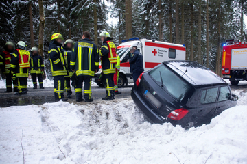 Winter-Crash im Erzgebirge: Skoda schlittert von der Straße