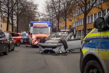 Mazda überschlägt sich in Erfurt: Fahrerin verletzt