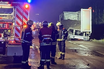 Unfall A1: Lkw stößt gegen Brückenpfeiler und verteilt Vieh-Mist auf Fahrbahn: A1 komplett dicht