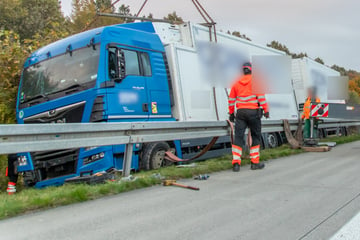 Unfall A72: Unfall auf A72 im Erzgebirge: Laster kommt von Autobahn ab