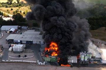 Anwohner gewarnt! Feuer in Industriebetrieb, Bahnstrecke gesperrt