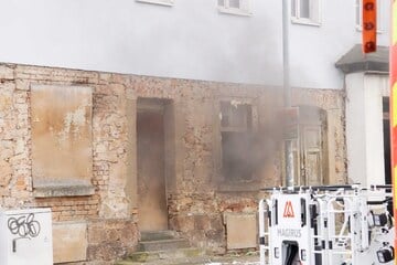 Feuerwehreinsatz in Döbeln: Brand in Mehrfamilienhaus ausgebrochen