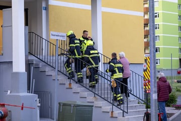 Feuer in Hochhaus: Nachbarn retten Mieter aus Brandwohnung