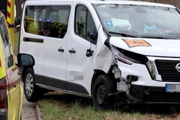 Schwerer Unfall in Chemnitz: Nissan-Transporter kracht gegen parkendes Auto