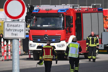 Rauchende Batterien bei Tesla: Feuerwehreinsatz in Grünheide