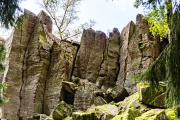 Heftiger Unfall: 72-Jähriger stürzt an Kletterfelsen acht Meter in Tiefe