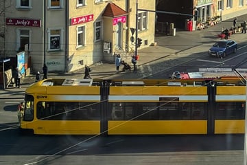 Auto und Straßenbahn knallen vorm "Jacky's" zusammen