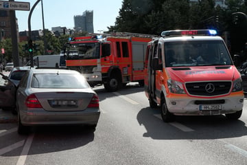 Mercedes-Fahrer kollabiert am Steuer und kracht in Citroën: Reanimation!