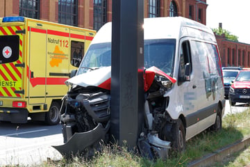 Unfall in Chemnitz: Transporter kracht gegen Straßenbahn-Mast