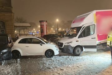Kleintransporter rollt Treppe herunter und erfasst Fußgängerin: Frau eingeklemmt