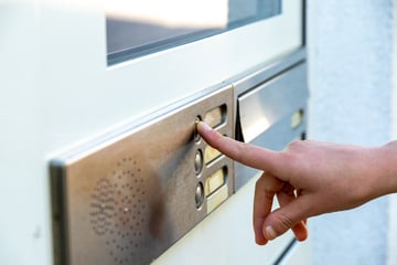 Frau bestellt Pizza: Als es kurz danach an ihrer Tür klingelt, wird es brutal