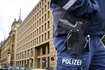 Dresden: Schusswaffen, Bargeld und über 100 Kilogramm Cannabis: Polizei lässt Dresdner Drogen-Quartett auffliegen