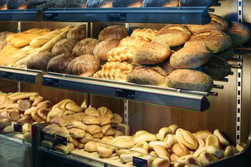 Leipzig: Bäckerei-Mitarbeiterin wird in Leipzig von Jugendlichen bedroht und beraubt