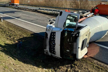 Betonmischer kippt um und blockiert Bundesstraße nahe BER