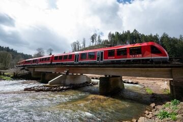 Von Flut zerstört: Wichtige NRW-Bahnstrecke nach vier Jahren wieder befahrbar