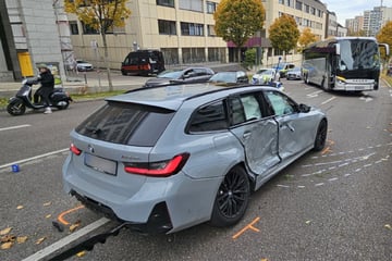 Reisebus kracht in BMW: Drei Leichtverletzte in Stuttgart