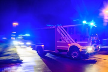 Dachstuhl brennt lichterloh: Mehrfamilienhaus nach Feuer unbewohnbar