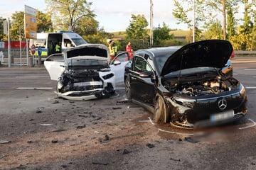 Zwei Mercedes crashen in Stuttgart: Drei teils schwer Verletzte!