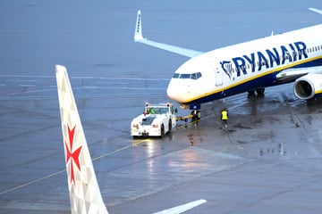 Urlaubsflieger muss unerwartet landen: Pöbelnde Passagiere kassieren saftige Strafe