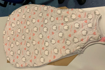 Baby auf Klinik-Klo ausgesetzt: Wer kennt diesen Schlafsack?