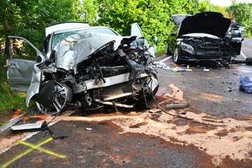 Mercedes-Fahrer (20) überholt drei Autos und verliert Kontrolle: Vier Verletzte bei Frontalcrash