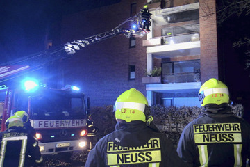 Köln: Glasscherben und Trümmer vor dem Haus - Verpuffung zerstört Neusser Wohnung