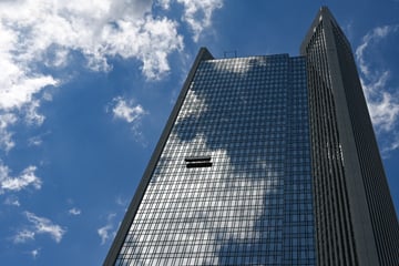 Lebensgefährliche Aktion in Frankfurt: Polizei nimmt Hochhaus-Kletterer fest