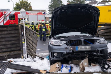 Lkw-Fahrer übersieht BMW: Auto knallt durch Holzzaun