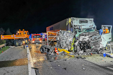 Unfall A6: Totale Zerstörung auf der A6: Laster kracht ungebremst in Baustelle!