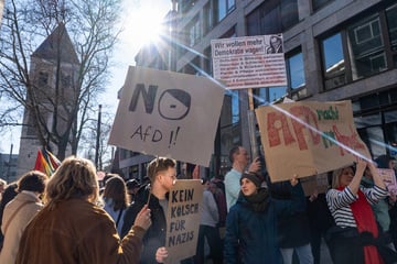 Bei Konferenz in Köln: Tausende Menschen protestieren gegen AfD