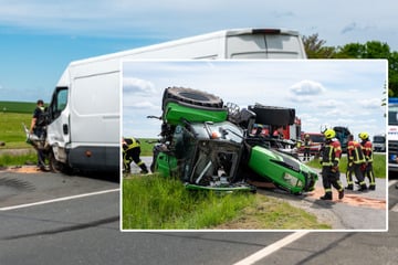 Crash mit Transporter: Traktor schleudert von der Fahrbahn und kippt um