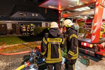 Großer Feuerwehreinsatz im Erzgebirge: Brand im Heizraum ausgebrochen