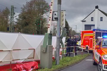 Tragisches Drama an Bahnübergang: Person von Regionalbahn erfasst und getötet