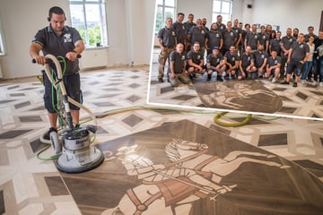 Leipzig: Für lau: Handwerker lassen Parkettboden im Stadthaus neu erstrahlen