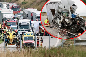Unfall A17: Kleintransporter rauscht auf A17 unter Laster: Fahrer eingeklemmt und schwer verletzt