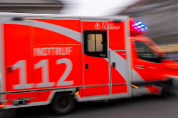 Senior kracht mit Fahrrad in Straßenschild - Lebensgefahr!