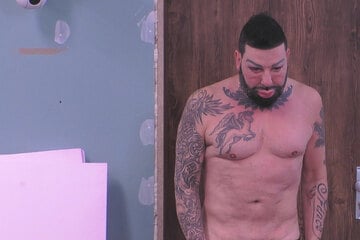 Promi Big Brother: Feuchter Spaß bei "Promi Big Brother": Harald Glööckler lässt sich den Schlauch halten