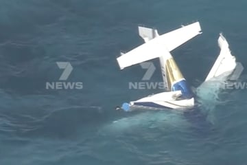 Tragödie im Urlaubsparadies: Wasserflugzeug mit Touristen stürzt ins Meer - drei Tote!