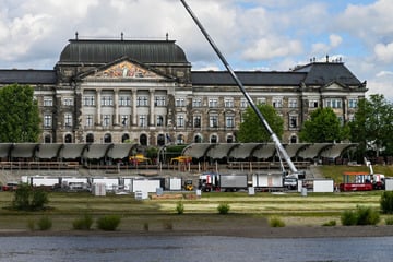 Neben der Carolabrücke: Aufbau der Filmnächte am Elbufer gestartet