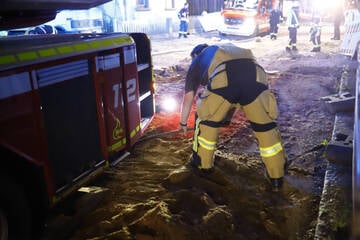 Lagerhalle brennt lichterloh, doch Feuerwehr bleibt stecken