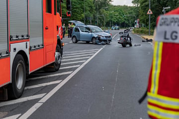 Von Auto erfasst: Motorradfahrer (37) in Köln lebensgefährlich verletzt