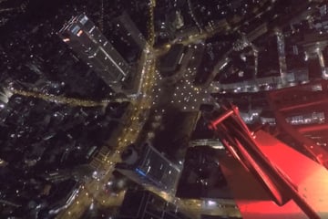 Lebensmüde Kletter-Aktion auf "300-Meter"-Kran: Krasses Video sorgt für Schnappatmung