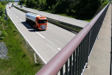 Autofahrer-Albtraum: Steinwurf von A17-Brücke auf Renault