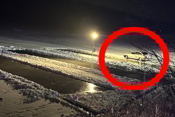 Feuerwehr beim Eisstockschießen auf See, da rutscht plötzlich ein Auto vorbei