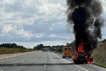 Unfall A9: Vollsperrung auf A9: Auto in Flammen!