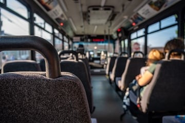Gewalttat in Linienbus: Jugendliche zerren Frau vom Sitz und prügeln auf sie ein