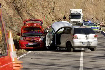 VW schleudert in Gegenverkehr: Vier Verletzte bei Unfall im Erzgebirge